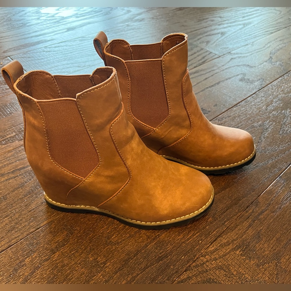 COPY - Target Universal Thread Women’s wedge boots size 7 cognac color